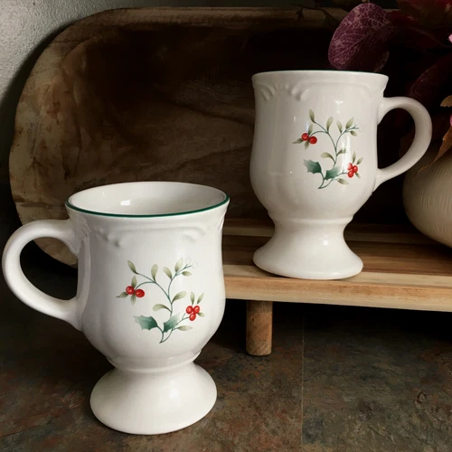Pfaltzgraff Winterberry Pedestal Footed Mugs 5” Coffee Cups Set of 2 Christmas