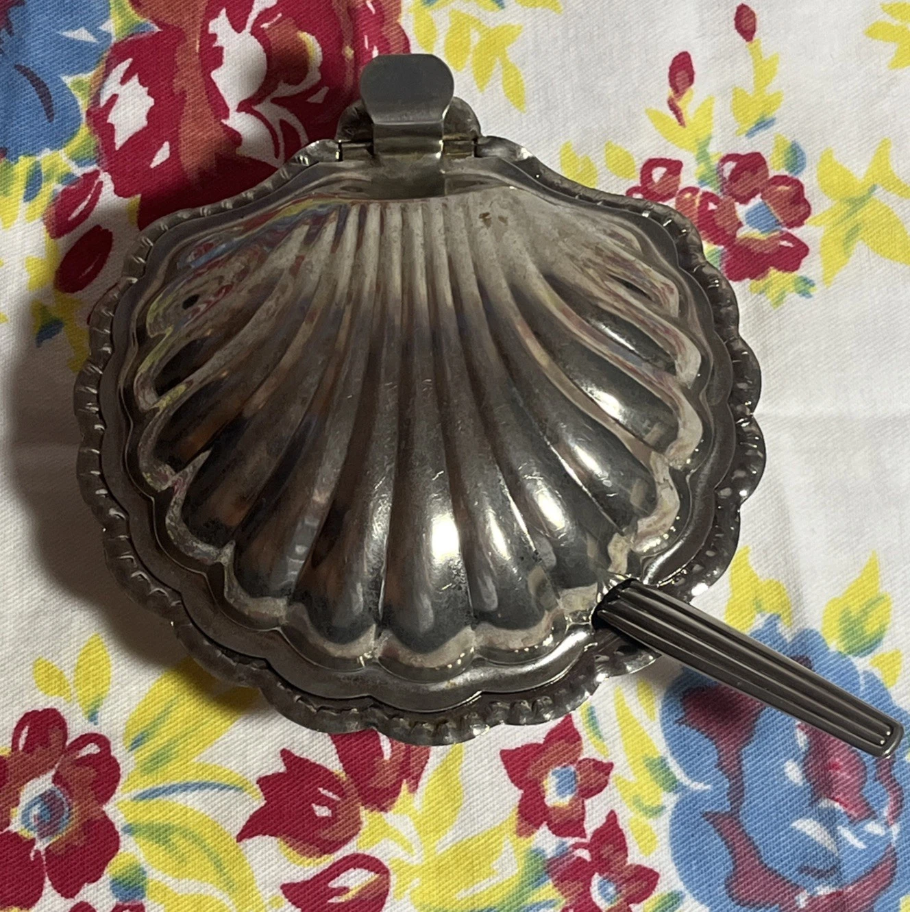 Vintage Silverplate Clam Shell Butter Dish With Glass Insert And Spreader
Opens in a new window or t