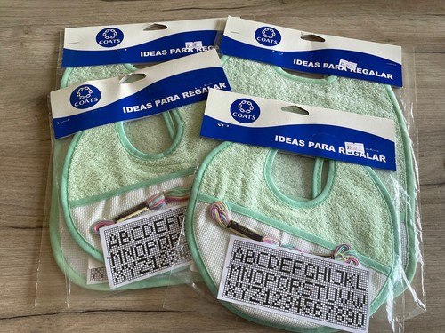4 Mäntel grüne Lätzchen. Cross Stitch Your Own Baby’s Name. Komplettset.