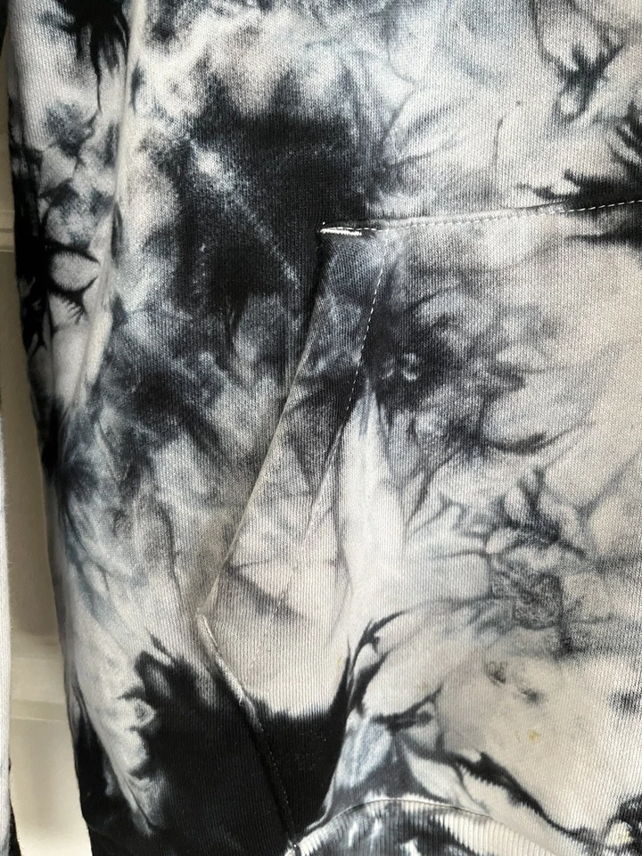 Zine Tie-Dye preto e branco. Moletom com capuz caimento solto. Masculino dos EUA tamanho M. Suavemente usado. - Imagem 4 de 4