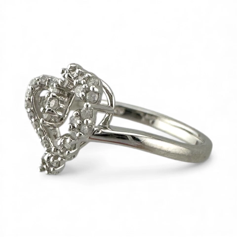Anillo Estate de oro blanco de 10 quilates con corazón de diamantes 0,27 quilates tamaño 6,5 2,36 g Foto 3 de 4