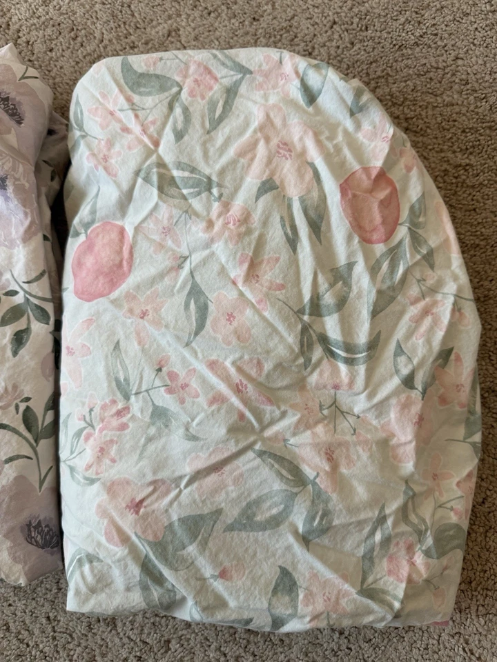 2 lençóis ajustados rosa/roxo para berço floral de algodão orgânico infantil Pottery Barn - Imagem 3 de 4