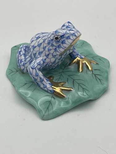 Herend Hungary Hand Painted Porcelain Frog Blue Fishnet On Green Lily Pad #5355 - Picture 7 of 17