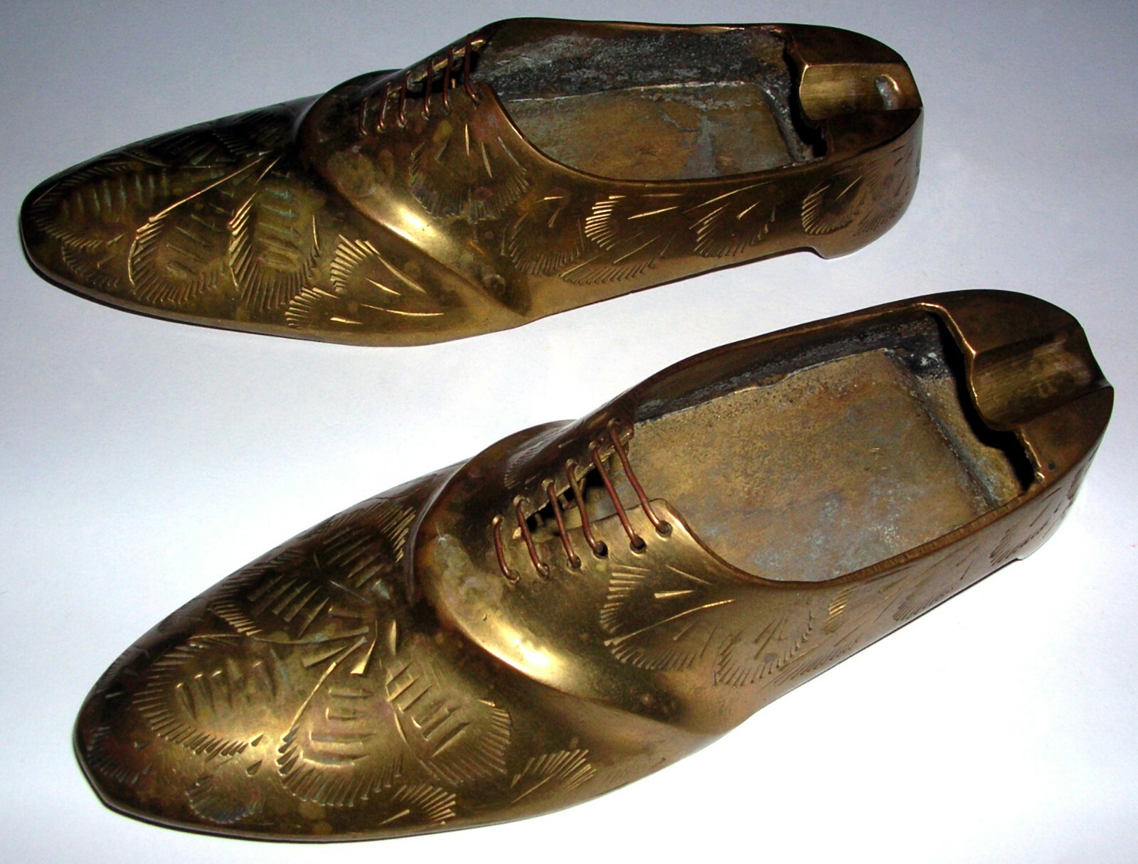 RARE DESIGN - VINTAGE BRASS ETCHED ASHTRAY PAIR OF SHOES SHOE | eBay