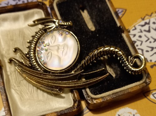 Seaview WHITE Misty IRRIDESCENT Moonface & Dragon BROOCH Fab MYSTIC - Picture 10 of 22