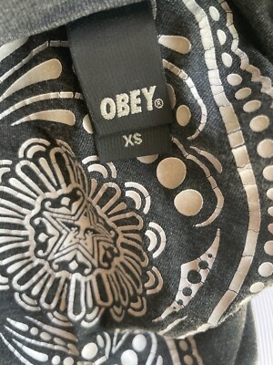 Obey Women's Heather Gray Skull V-Neck Graphic Short Sleeve