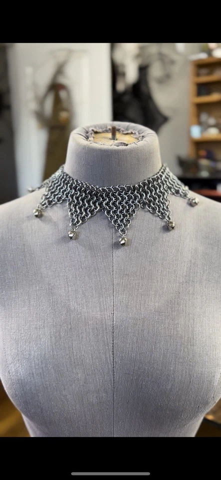 Collar bufón de malla con pequeñas campanas Jingle. Acero inoxidable Foto 3 de 3