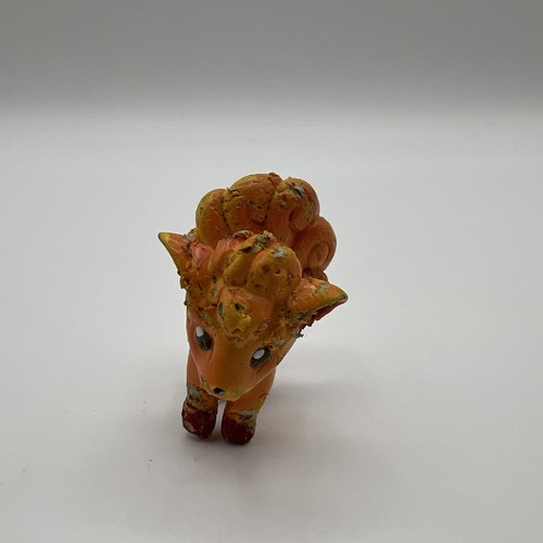 "Minifigura Tomy Pokemon Vulpix 2"" CGTSJ 1999 Nintendo vintage dañada" - Imagen 1 de 8