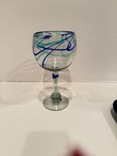 Hermosa copa de vino mexicana soplada a mano con diseño dorado azul - 16 oz