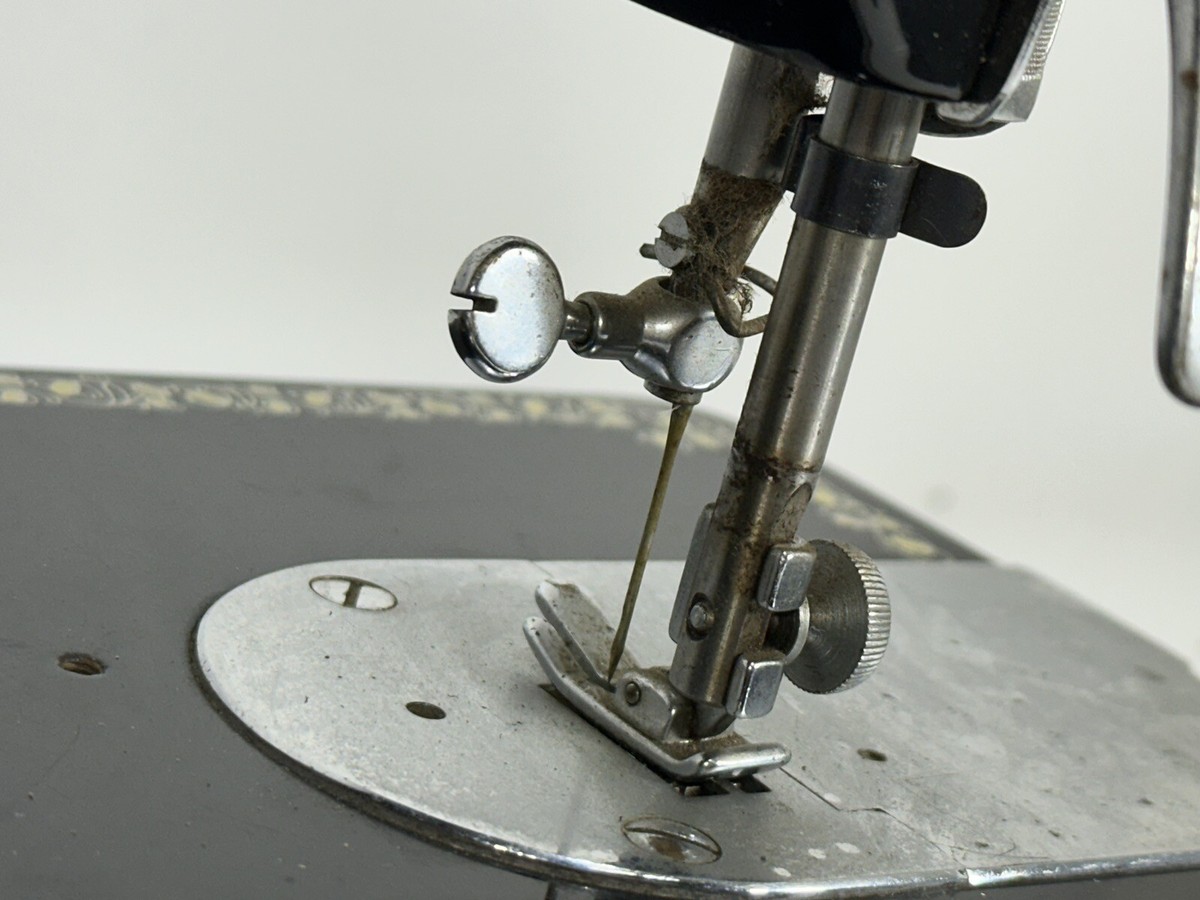 vintageさま　専用 Vintage Universal Deluxe Sewing Machine Head with