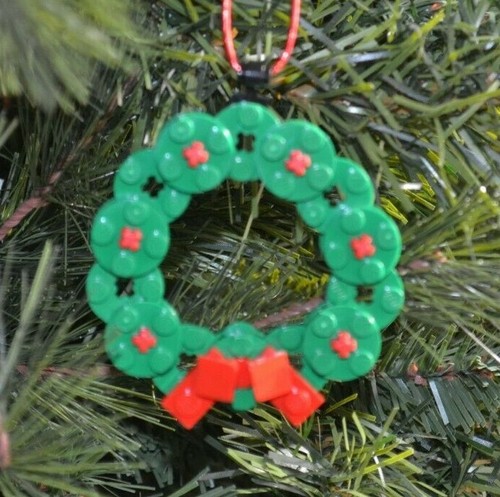 New Genuine LEGO Christmas Ornament Wreath with Instructions - Picture 1 of 3