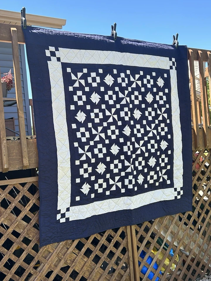 Edredón nuevo azul marino y tostado “Pinwheels Extra”, cuadrado 72”, hecho a mano Foto 3 de 4