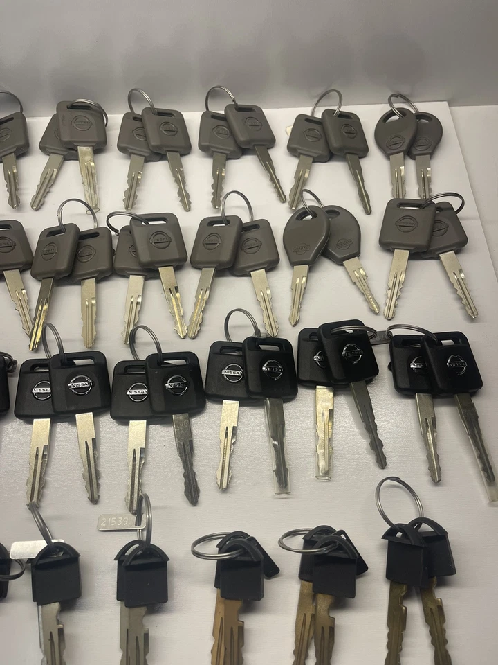 Lote de (46) juegos de llaves de fábrica Nissan OEM cerrajero, Locksport (llaves nuevas OEM) corte Foto 4 de 4