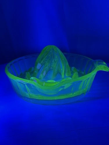 Vintage Federal Glass Green Uranium Juicer Reamer Spiral Tab Retro / Art Deco