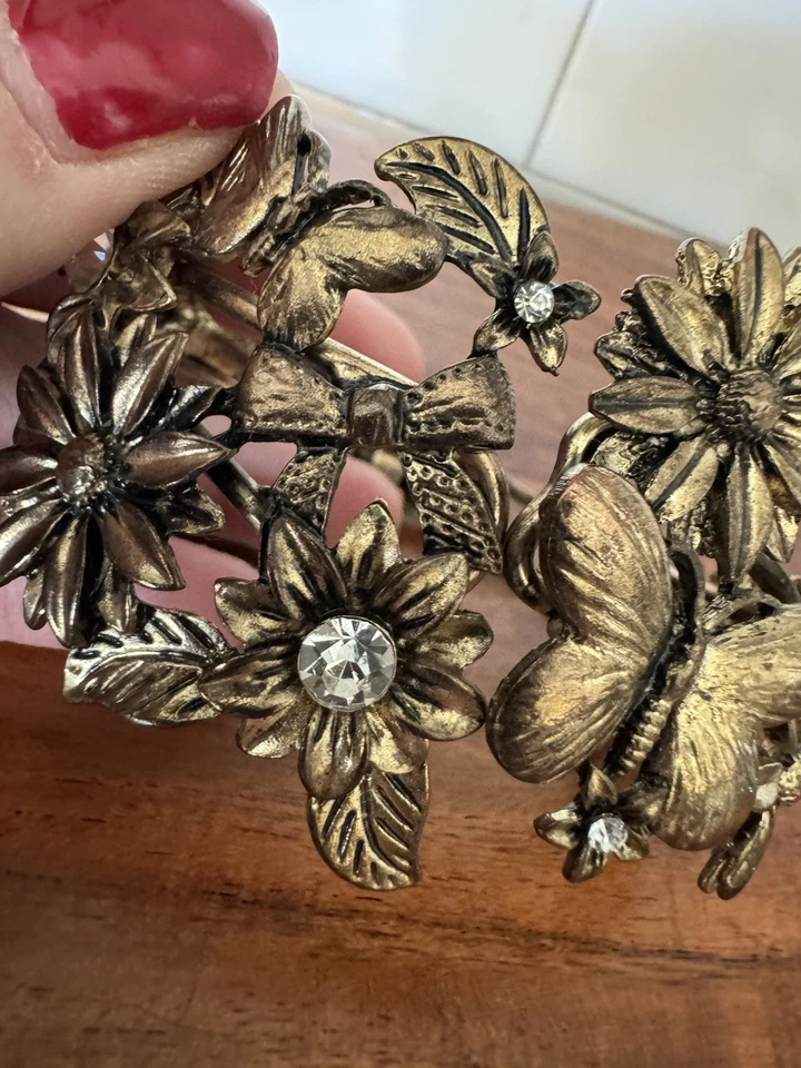 HERMOSO BRAZALETE CON BISAGRAS VINTAGE FLORAL/lazo color bronce estrás Foto 3 de 4