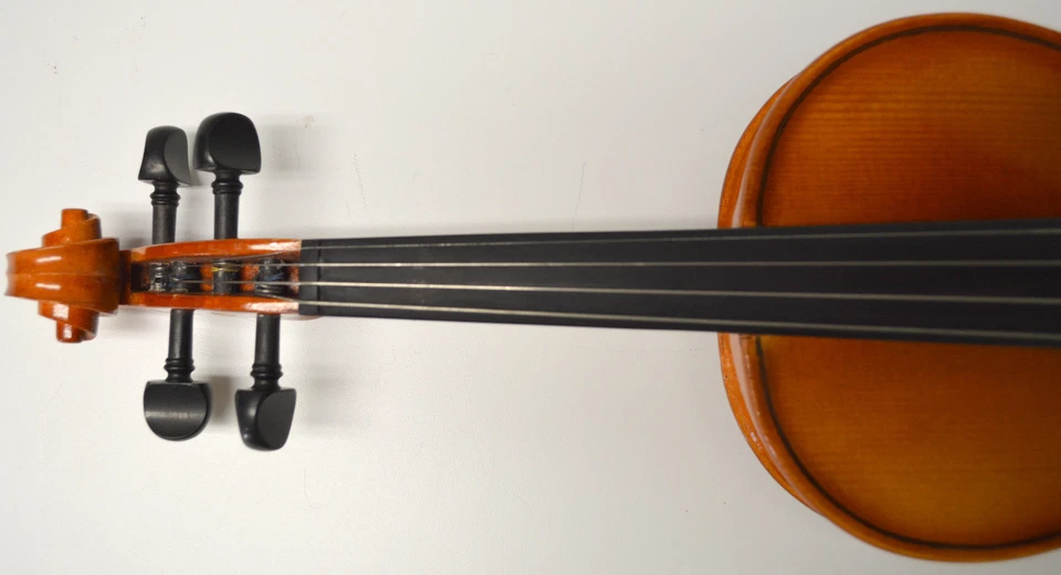 BEGINNER RETURN STRUNAL 1/4 VIOLIN, INCLUDES FIBERGLASS HORSEHAIR BOW AND CASE - Image 2 of 4