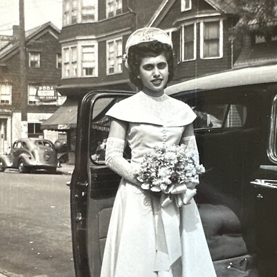 VINTAGE PHOTO 1950s beautiful bride wedding day Dress gown bouquet