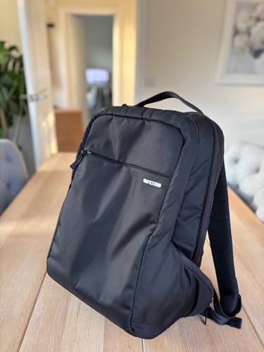 Incase icon slim pack black CL55535 Apple Store