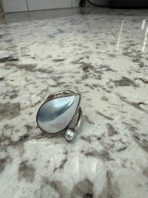 Anillo de perlas y concha blanca inspirado en Marta Howell Foto 1 de 2