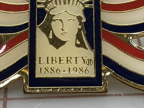 Statue Of Liberty Centennial 1886 - 1986 Commemorative Lapel Pin - A11 - Imagen 2 de 4
