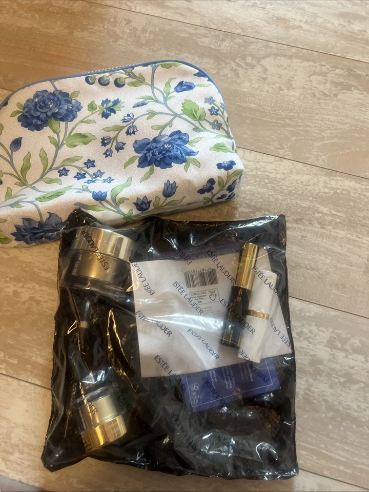 Juego de 5 piezas de regalo/viaje Estee Lauder 2025 con bolsa azul y blanca Foto 2 de 4