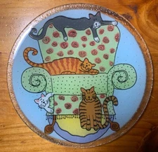Peggy Karr 7.5 In Round “Sofa Cats” 🐈 🐈‍⬛ Plate VTG Fused Art Glass LAST ONE