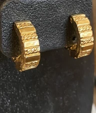 Vtg Monet Signed Textured Gold Tone Retro Chic Glamour Fashion Runway Earrings