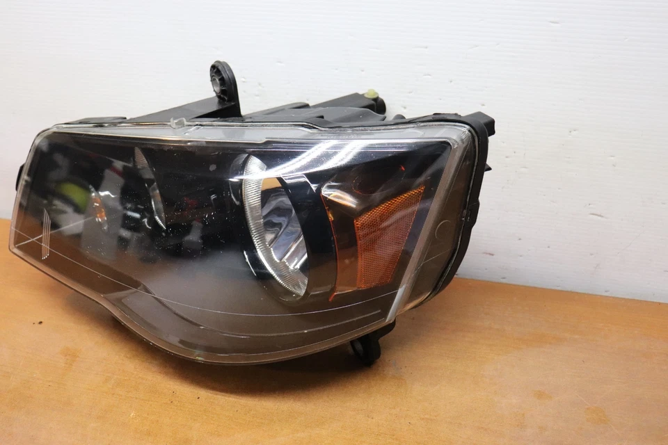 Farol de halogênio esquerdo para motorista Chrysler Town & Country/Dodge Caravan 2008-2016 - Imagem 3 de 4