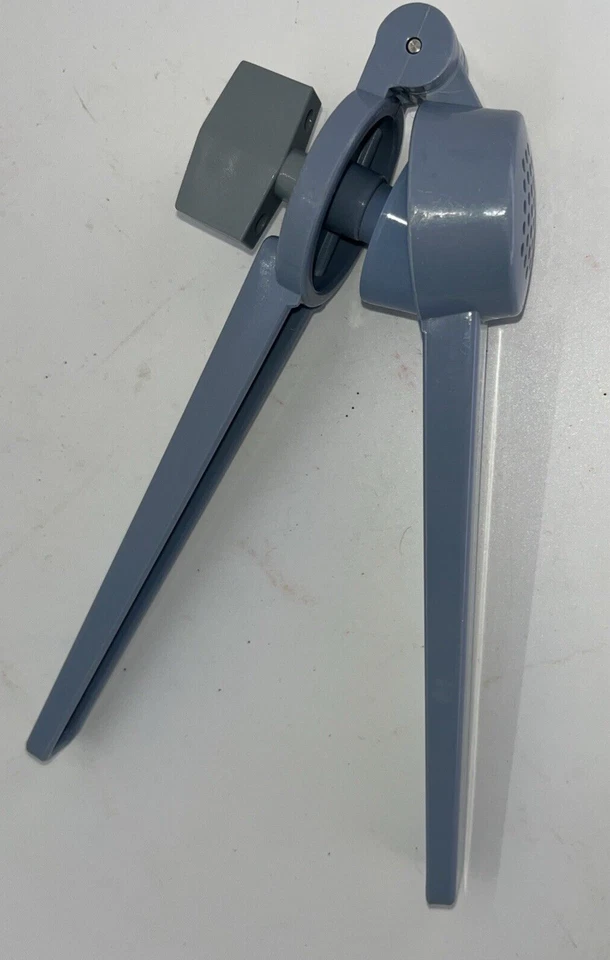 Prensa de ajo Ekco azul, plástico duro mango de tornillo gira vintage Foto 4 de 4