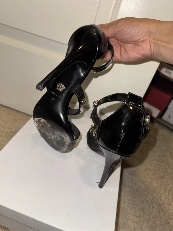 Tacón Versace charol negro para mujer talla 38 Foto 4 de 4