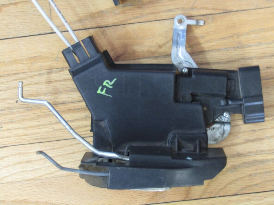 Actuador de bloqueo de pestillo de puerta lateral del pasajero delantero derecho Toyota Sequoia 2001-2007 OEM Foto 2 de 4