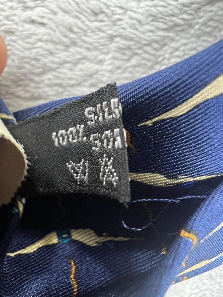 NUEVA Corbata Estampada De Colección Salvatore Ferragamo BUZO Para Hombre Azul Marino Seda Hecha en Italia Foto 3 de 4