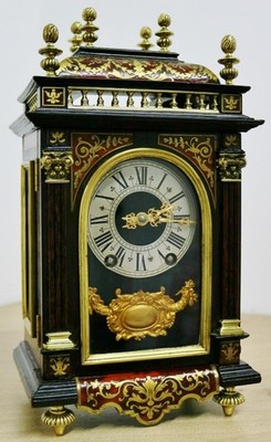 Antike französische 8 Tage Gong schlagende rote Muschel & Messing Intarsien Boulle Halterung Uhr