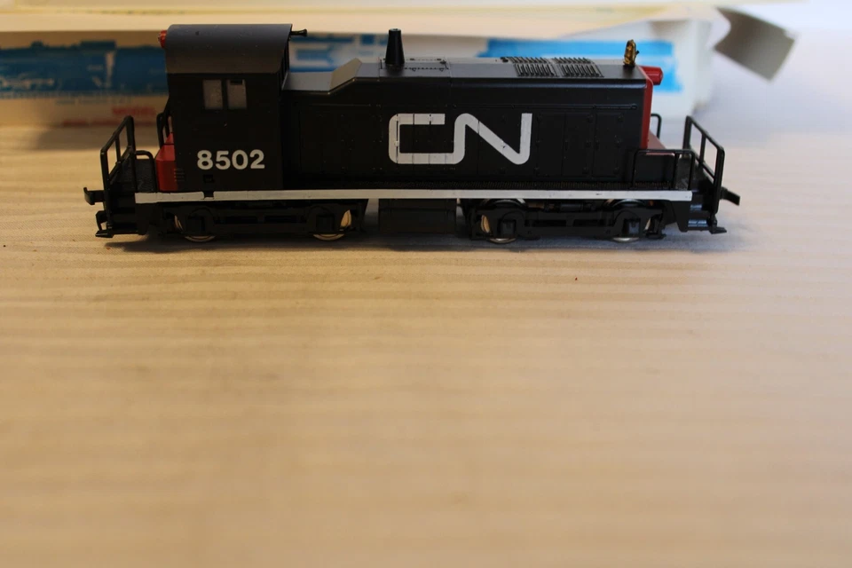HO Scale Model Power, EMD SW1 Diesel Loco, Canadian National, Black #8502 - 6822 - Image 3 of 4