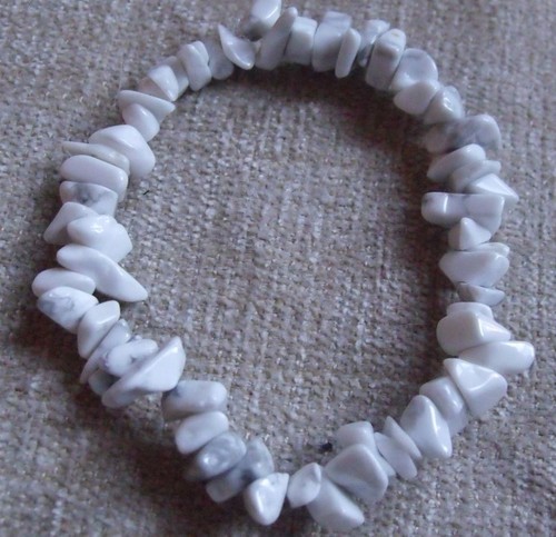 HOWLITE HEALING CRYSTAL CHIP BEAD BRACELET - CALMING INSOMNIA - Picture 3 of 3