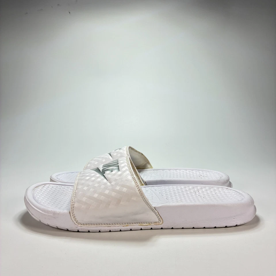 Sandalias para mujer Nike Benassi blancas plateadas metálicas con logotipo Swoosh talla 10 Foto 2 de 4