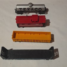 HO Scale Mixed Lot 4 Cars: TEXACO Tank Car, Union Pacific, Caboose, Flatcar