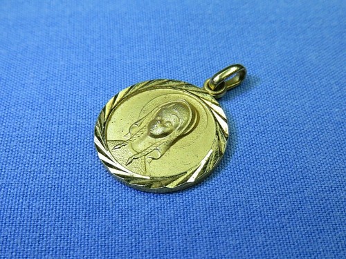 Gold Coloured Pendant with Embossed Virgin Mary - Picture 3 of 12
