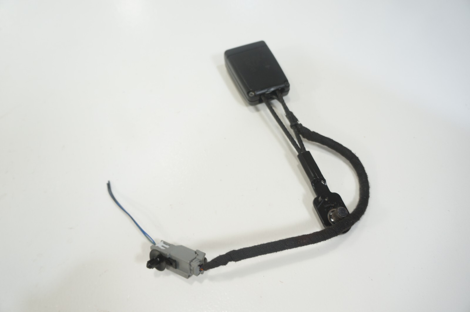 14-2022 maserati ghibli  front left driver side seat belt buckle oem