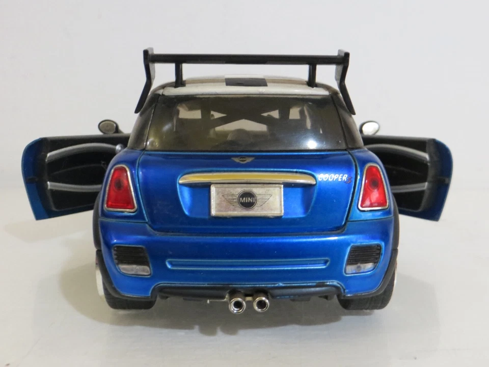 Jada Dub City 2007 Blue Mini Cooper S 1:24 Scale With Checkered Roof - Image 3 of 4