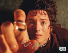 ELIJAH WOOD signed (LORD OF THE RINGS) Frodo Baggins 8X10 photo BECKETT BQ83916 ELIJAH WOOD signed (LORD OF THE RINGS) Frodo Baggins 8X10 photo BECKETT BQ83916