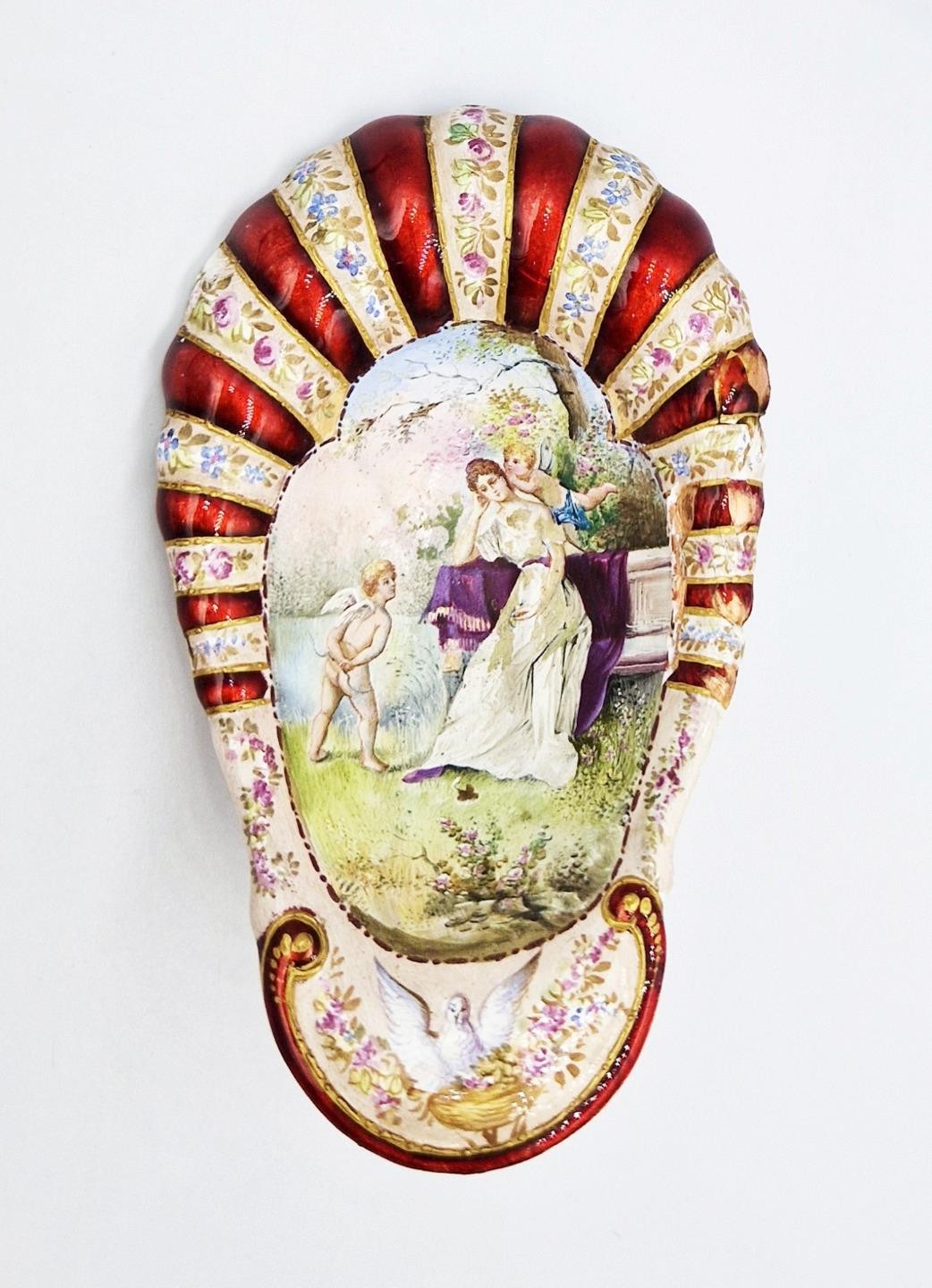 FINO PLATO ESMALTADO VIENA CON FORMA DE CÁSCARA SIGLO XIX DAMA Y QUERUBINES