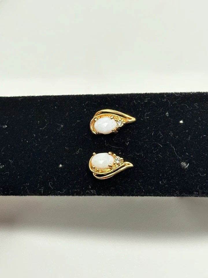 Pendientes perforados vintage enchapados en oro con detalles de diamantes de imitación transparentes de ópalo blanco Foto 3 de 4