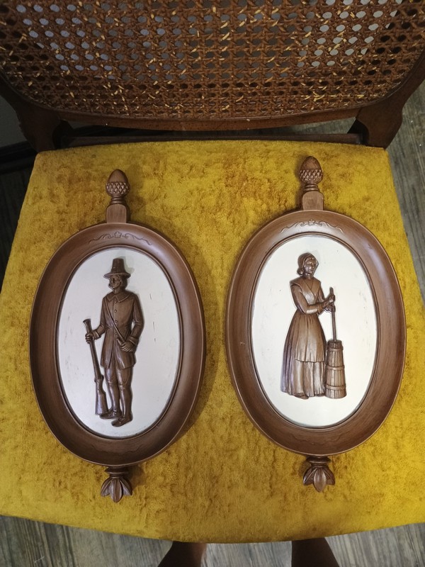 VINTAGE MCM SYROCO PURITAN MAN & WOMAN THANKSGIVING PILGRIM WALL PLAQUES