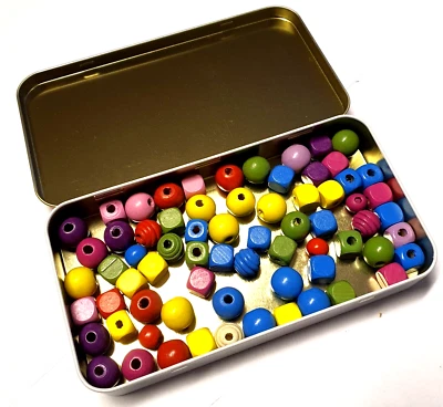 MARKENLOS 60 Holzperlen Geschenkbox Metall Bastelset fädeln Kinder Motorikspiele + Schnur
