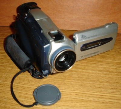 Sony DCR-TRV18 Digital HandyCam Super SteadyShot Video Camera