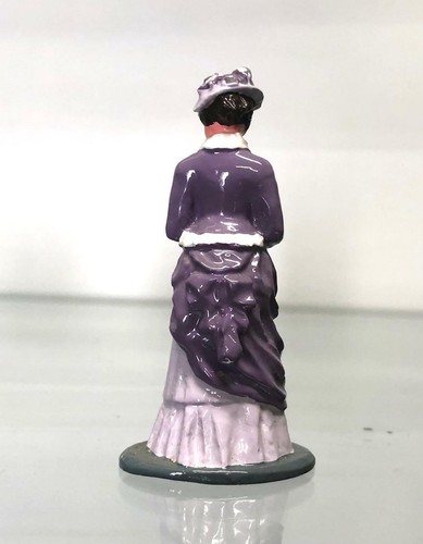 Flower seller seated with mother & child purchasing flowers, 54MM SCALE SPECIAL - Picture 7 of 12