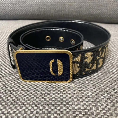 Authentique boucle CD motif trotteur Christian Dior taille 65 larg,9 cm