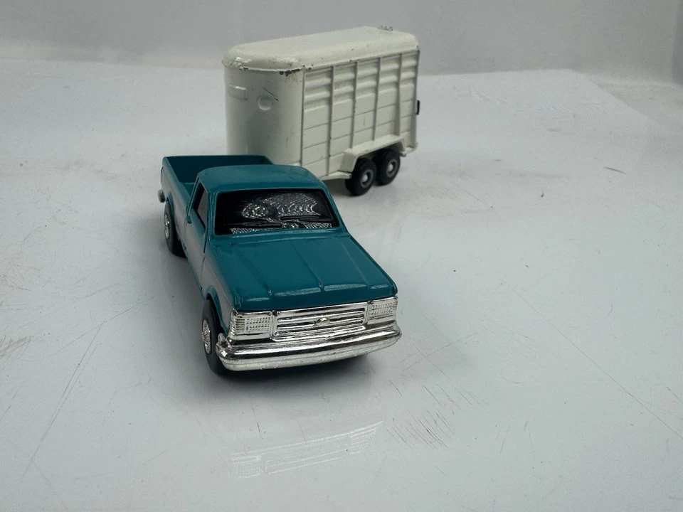 Ertl Farm Country Ford F-250 4x4 Pickup Truck with Horse Livestock Trailer - Image 4 of 4