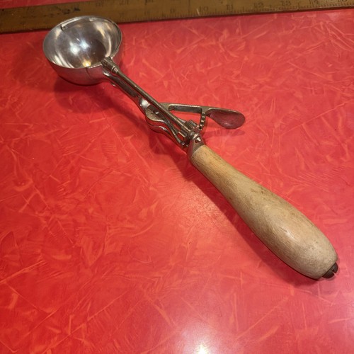 VINTAGE ICE CREAM SCOOP WOOD HANDLE GILCHRIST'S NO. 31 NICKEL PLATED EARLY 1900